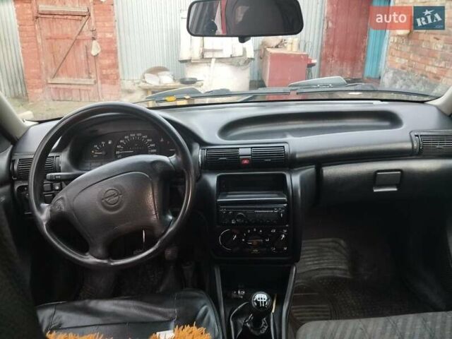 Белый Опель Астра, объемом двигателя 1.4 л и пробегом 250 тыс. км за 1400 $, фото 3 на Automoto.ua