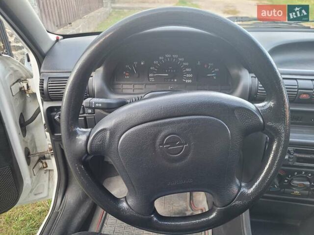 Белый Опель Астра, объемом двигателя 1.4 л и пробегом 150 тыс. км за 2600 $, фото 7 на Automoto.ua
