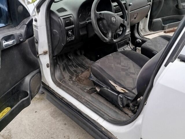 Белый Опель Астра, объемом двигателя 1.8 л и пробегом 217 тыс. км за 1700 $, фото 3 на Automoto.ua