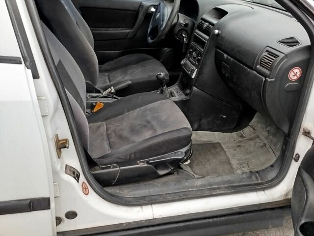 Белый Опель Астра, объемом двигателя 1.8 л и пробегом 217 тыс. км за 1700 $, фото 2 на Automoto.ua