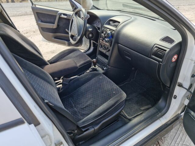 Белый Опель Астра, объемом двигателя 1.4 л и пробегом 400 тыс. км за 2900 $, фото 5 на Automoto.ua