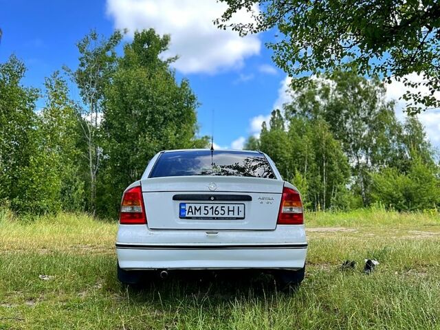 Белый Опель Астра, объемом двигателя 1.6 л и пробегом 386 тыс. км за 3100 $, фото 3 на Automoto.ua