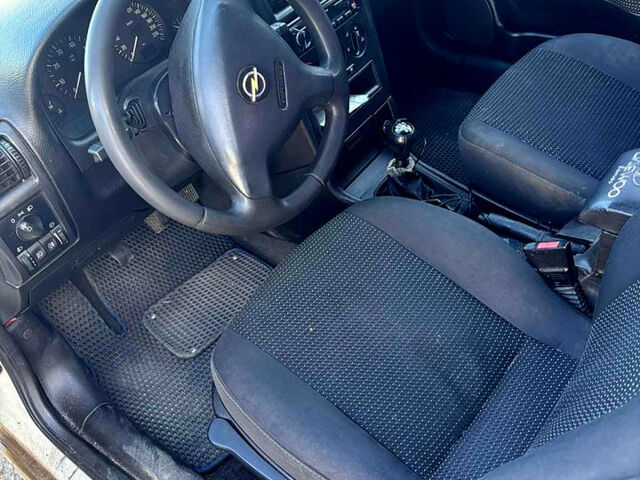 Белый Опель Астра, объемом двигателя 1.6 л и пробегом 250 тыс. км за 2500 $, фото 3 на Automoto.ua