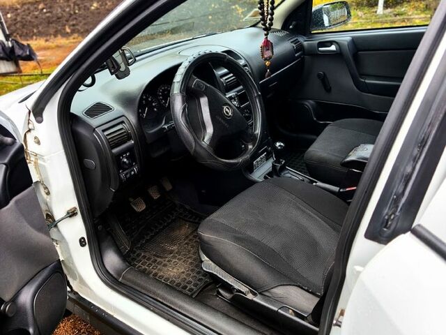 Білий Опель Астра, об'ємом двигуна 1.4 л та пробігом 248 тис. км за 5000 $, фото 9 на Automoto.ua