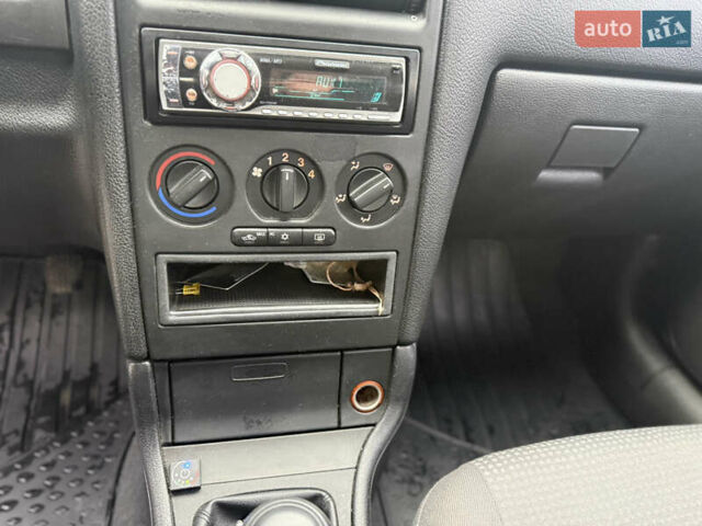 Белый Опель Астра, объемом двигателя 1.6 л и пробегом 218 тыс. км за 4900 $, фото 17 на Automoto.ua