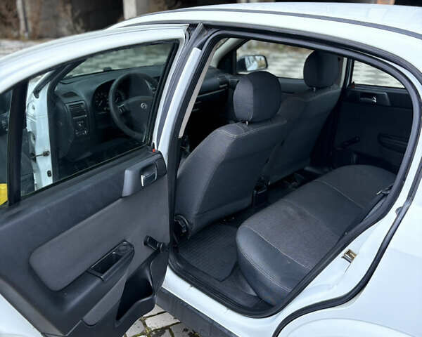 Белый Опель Астра, объемом двигателя 1.6 л и пробегом 280 тыс. км за 2999 $, фото 9 на Automoto.ua