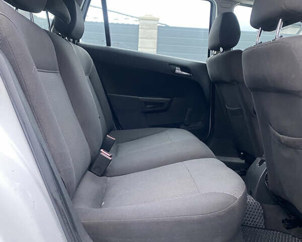 Белый Опель Астра, объемом двигателя 1.69 л и пробегом 285 тыс. км за 4450 $, фото 12 на Automoto.ua