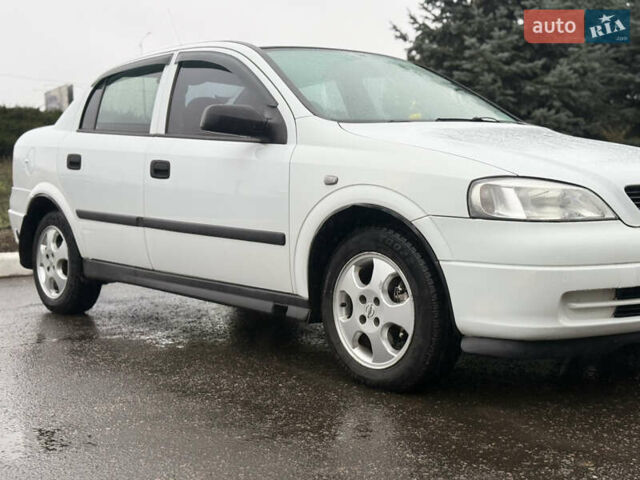 Белый Опель Астра, объемом двигателя 1.6 л и пробегом 218 тыс. км за 4900 $, фото 3 на Automoto.ua