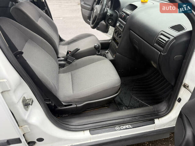Белый Опель Астра, объемом двигателя 1.6 л и пробегом 218 тыс. км за 4900 $, фото 18 на Automoto.ua
