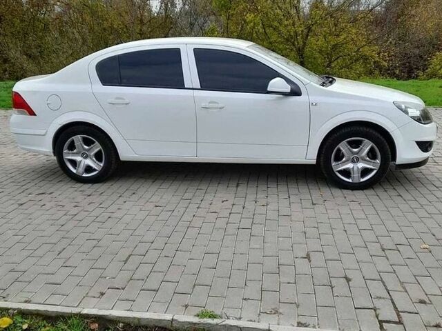 Білий Опель Астра, об'ємом двигуна 1.6 л та пробігом 32 тис. км за 8900 $, фото 3 на Automoto.ua