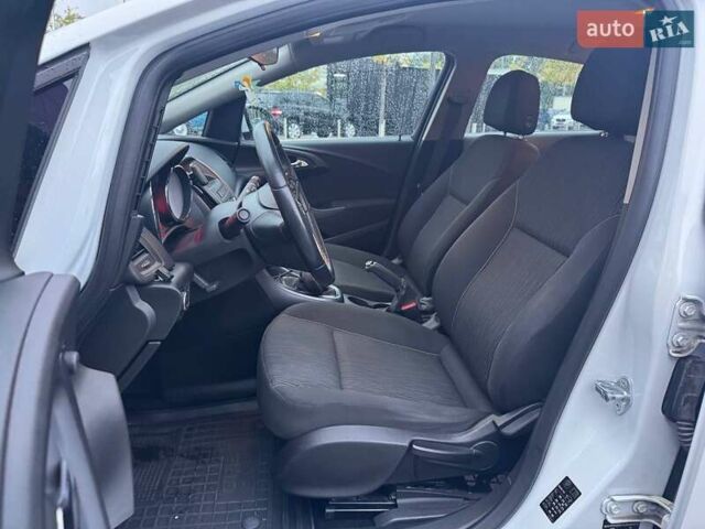 Опель Астра 2020 в Киеве на Automoto.ua Белый Опель Астра, объемом двигателя 1.36 л и пробегом 73 тыс. км за 13490 $, фото 7 на Automoto.ua