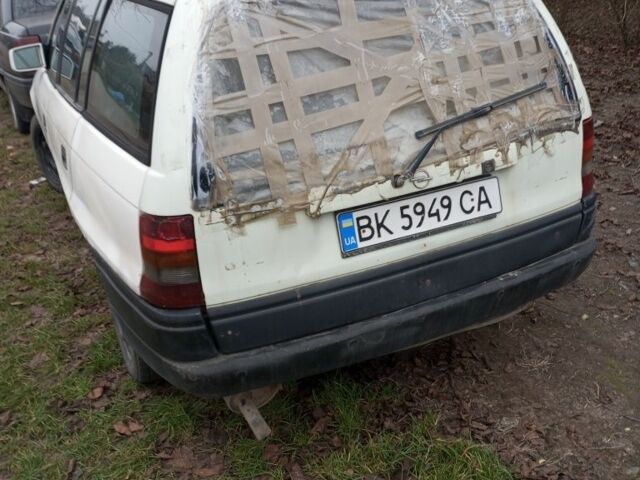 Белый Опель Астра, объемом двигателя 1.7 л и пробегом 333 тыс. км за 999 $, фото 2 на Automoto.ua