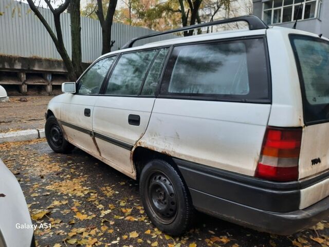 Белый Опель Астра, объемом двигателя 1.8 л и пробегом 243 тыс. км за 500 $, фото 5 на Automoto.ua