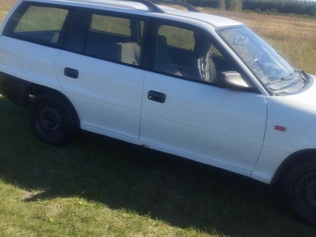 Белый Опель Астра, объемом двигателя 1.6 л и пробегом 280 тыс. км за 1500 $, фото 3 на Automoto.ua