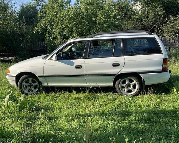 Белый Опель Астра, объемом двигателя 1.8 л и пробегом 320 тыс. км за 1999 $, фото 4 на Automoto.ua