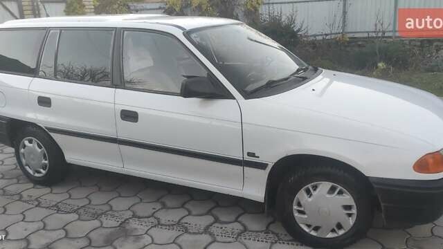 Белый Опель Астра, объемом двигателя 1.36 л и пробегом 230 тыс. км за 2700 $, фото 1 на Automoto.ua