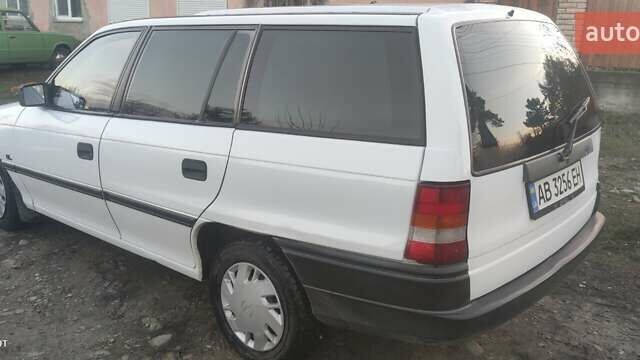 Белый Опель Астра, объемом двигателя 1.36 л и пробегом 230 тыс. км за 2700 $, фото 2 на Automoto.ua