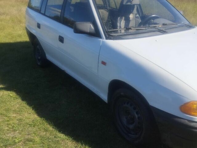 Белый Опель Астра, объемом двигателя 1.6 л и пробегом 280 тыс. км за 1500 $, фото 2 на Automoto.ua