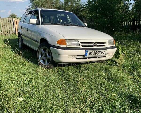 Белый Опель Астра, объемом двигателя 1.8 л и пробегом 320 тыс. км за 1999 $, фото 2 на Automoto.ua
