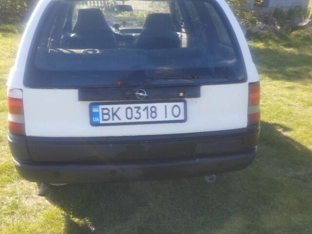 Белый Опель Астра, объемом двигателя 1.6 л и пробегом 280 тыс. км за 1500 $, фото 4 на Automoto.ua
