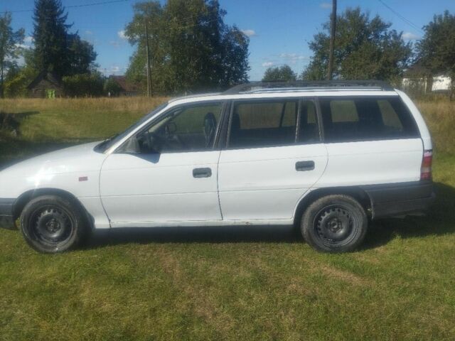 Белый Опель Астра, объемом двигателя 1.6 л и пробегом 280 тыс. км за 1500 $, фото 6 на Automoto.ua