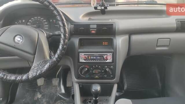 Белый Опель Астра, объемом двигателя 1.36 л и пробегом 230 тыс. км за 2700 $, фото 7 на Automoto.ua