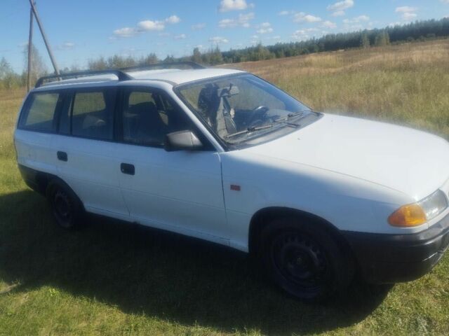 Белый Опель Астра, объемом двигателя 1.6 л и пробегом 280 тыс. км за 1500 $, фото 5 на Automoto.ua