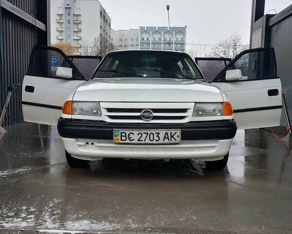 Белый Опель Астра, объемом двигателя 1.4 л и пробегом 245 тыс. км за 1900 $, фото 12 на Automoto.ua