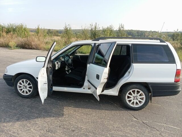 Белый Опель Астра, объемом двигателя 1.8 л и пробегом 311 тыс. км за 2200 $, фото 9 на Automoto.ua