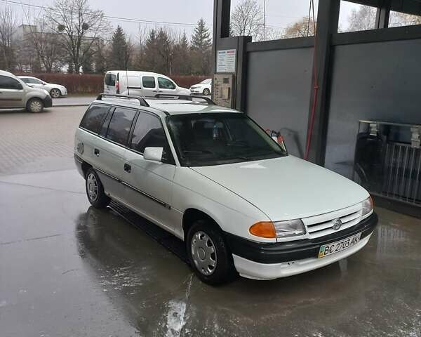 Белый Опель Астра, объемом двигателя 1.4 л и пробегом 245 тыс. км за 1900 $, фото 4 на Automoto.ua