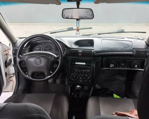 Белый Опель Астра, объемом двигателя 1.4 л и пробегом 245 тыс. км за 1900 $, фото 8 на Automoto.ua