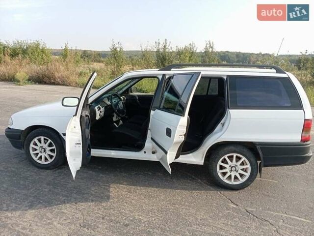 Белый Опель Астра, объемом двигателя 1.8 л и пробегом 311 тыс. км за 2200 $, фото 8 на Automoto.ua