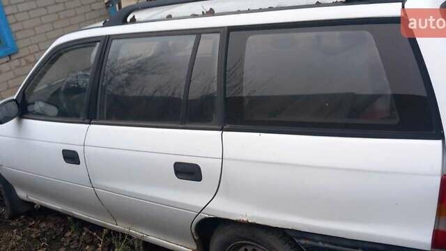 Белый Опель Астра, объемом двигателя 1.7 л и пробегом 300 тыс. км за 1000 $, фото 2 на Automoto.ua