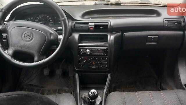 Белый Опель Астра, объемом двигателя 1.7 л и пробегом 300 тыс. км за 1000 $, фото 5 на Automoto.ua