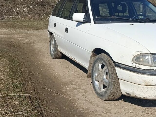 Белый Опель Астра, объемом двигателя 1 л и пробегом 3 тыс. км за 1000 $, фото 2 на Automoto.ua