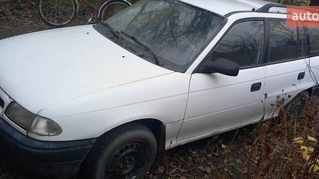 Белый Опель Астра, объемом двигателя 1.7 л и пробегом 300 тыс. км за 1000 $, фото 1 на Automoto.ua