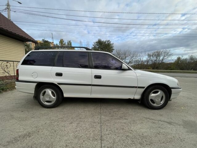 Белый Опель Астра, объемом двигателя 1.4 л и пробегом 335 тыс. км за 2250 $, фото 1 на Automoto.ua