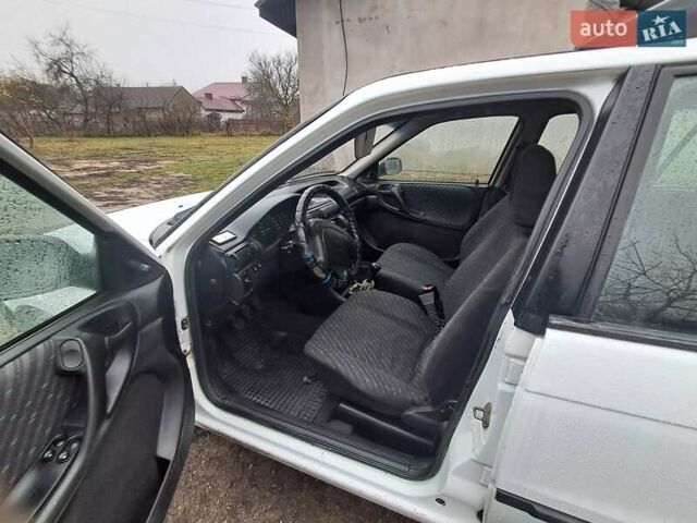 Білий Опель Астра, об'ємом двигуна 1.4 л та пробігом 240 тис. км за 1450 $, фото 6 на Automoto.ua