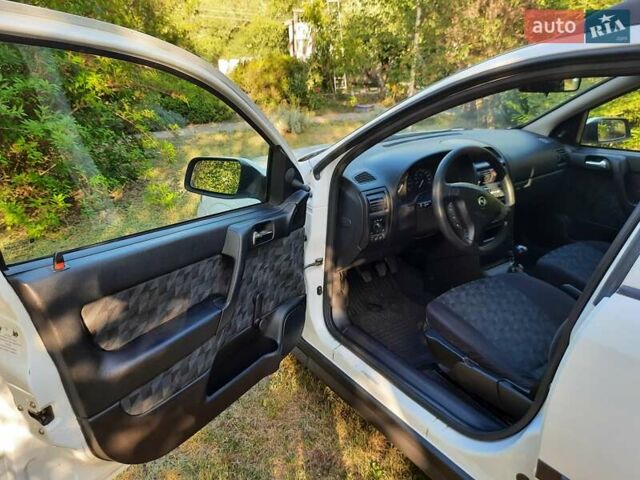 Белый Опель Астра, объемом двигателя 1.6 л и пробегом 250 тыс. км за 3900 $, фото 22 на Automoto.ua