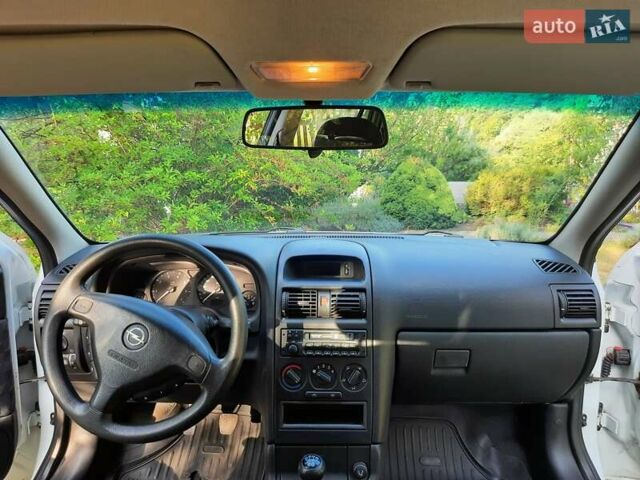Белый Опель Астра, объемом двигателя 1.6 л и пробегом 250 тыс. км за 3900 $, фото 11 на Automoto.ua