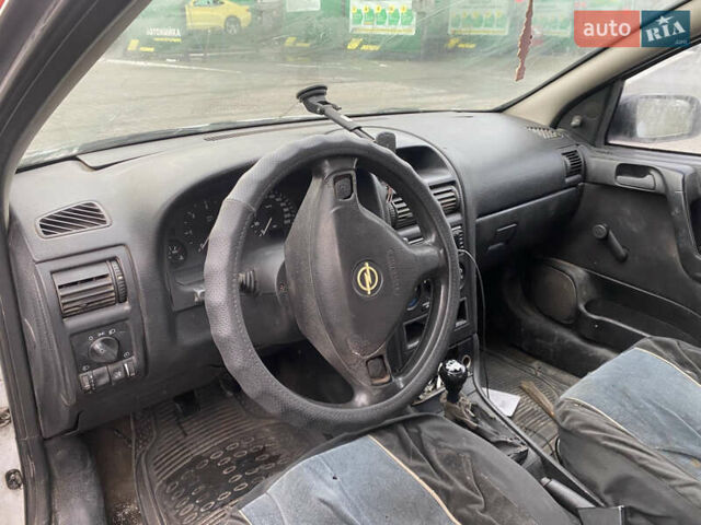 Белый Опель Астра, объемом двигателя 1.69 л и пробегом 450 тыс. км за 1650 $, фото 6 на Automoto.ua