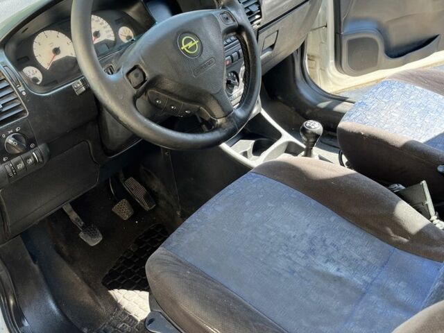 Белый Опель Астра, объемом двигателя 2 л и пробегом 250 тыс. км за 1200 $, фото 4 на Automoto.ua