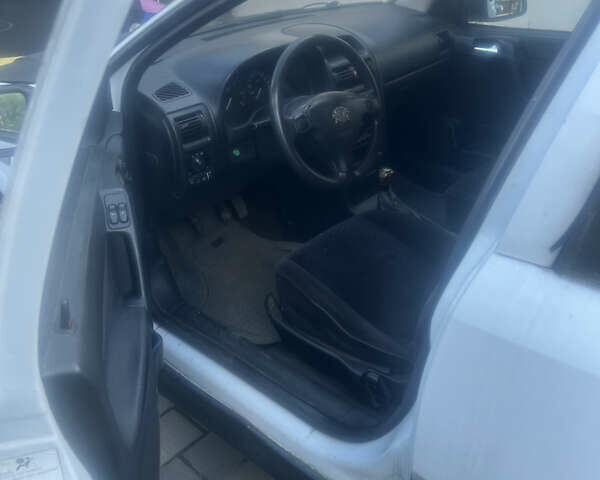 Белый Опель Астра, объемом двигателя 1.7 л и пробегом 300 тыс. км за 1650 $, фото 3 на Automoto.ua