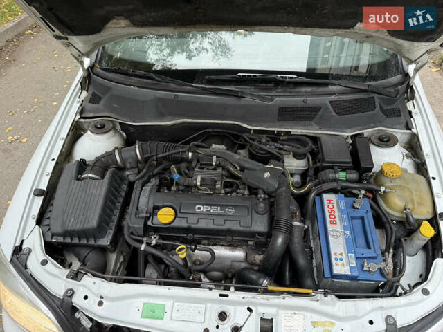 Белый Опель Астра, объемом двигателя 1.7 л и пробегом 290 тыс. км за 1750 $, фото 10 на Automoto.ua