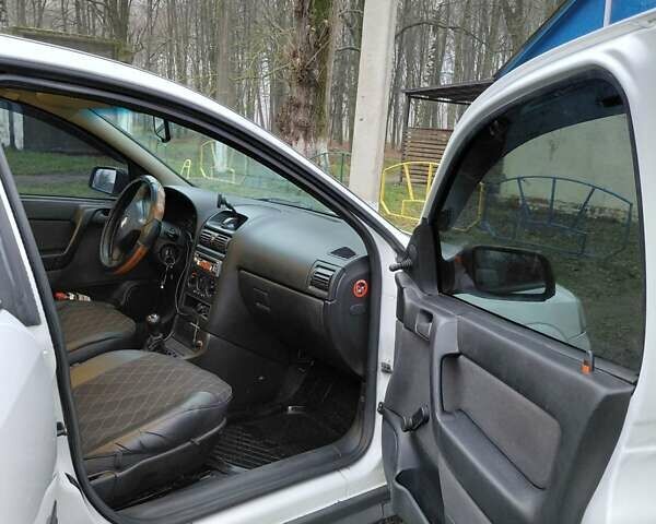 Белый Опель Астра, объемом двигателя 1.6 л и пробегом 285 тыс. км за 3000 $, фото 14 на Automoto.ua