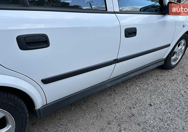 Белый Опель Астра, объемом двигателя 1.6 л и пробегом 300 тыс. км за 3700 $, фото 4 на Automoto.ua