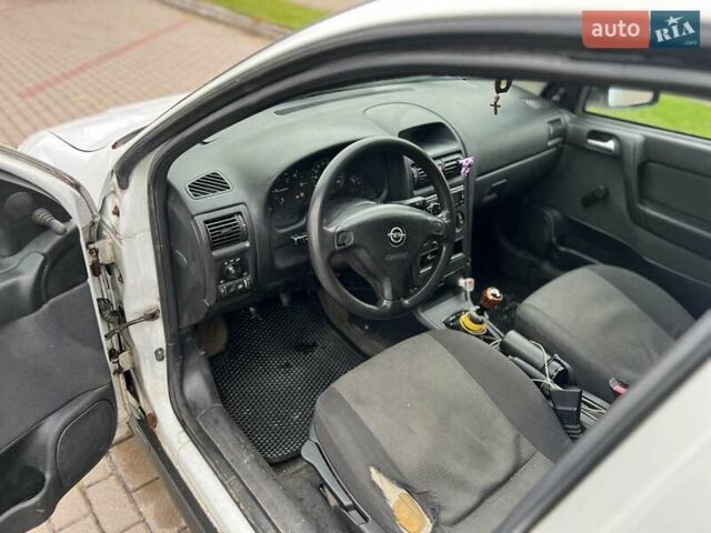 Белый Опель Астра, объемом двигателя 1.69 л и пробегом 222 тыс. км за 1850 $, фото 4 на Automoto.ua