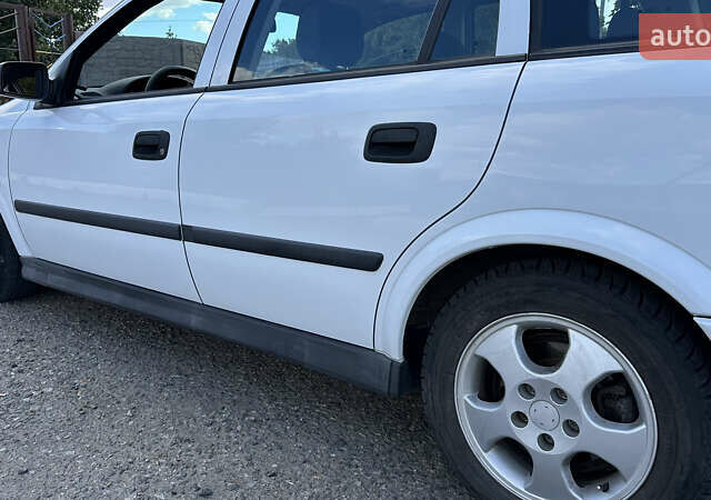 Белый Опель Астра, объемом двигателя 1.6 л и пробегом 300 тыс. км за 3700 $, фото 3 на Automoto.ua