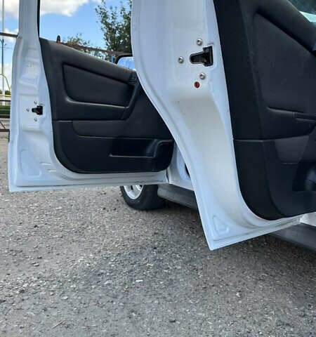 Белый Опель Астра, объемом двигателя 1.6 л и пробегом 300 тыс. км за 3700 $, фото 5 на Automoto.ua