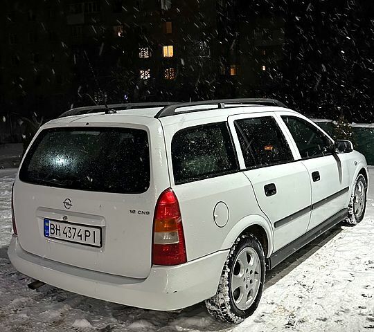 Белый Опель Астра, объемом двигателя 1.6 л и пробегом 300 тыс. км за 3300 $, фото 1 на Automoto.ua